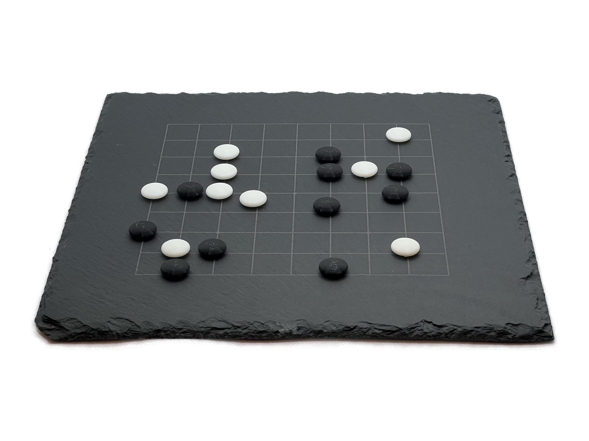 Baduk Spielbrett 9x9 Ansicht: Strategische Aufstellung der Steine auf dem gravierten 9x9 Raster.