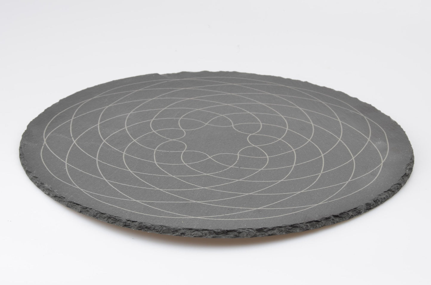 Perspektive leeres Baduk-Spielbrett: Flache Schieferplatte mit feiner grauer Lasergravur.