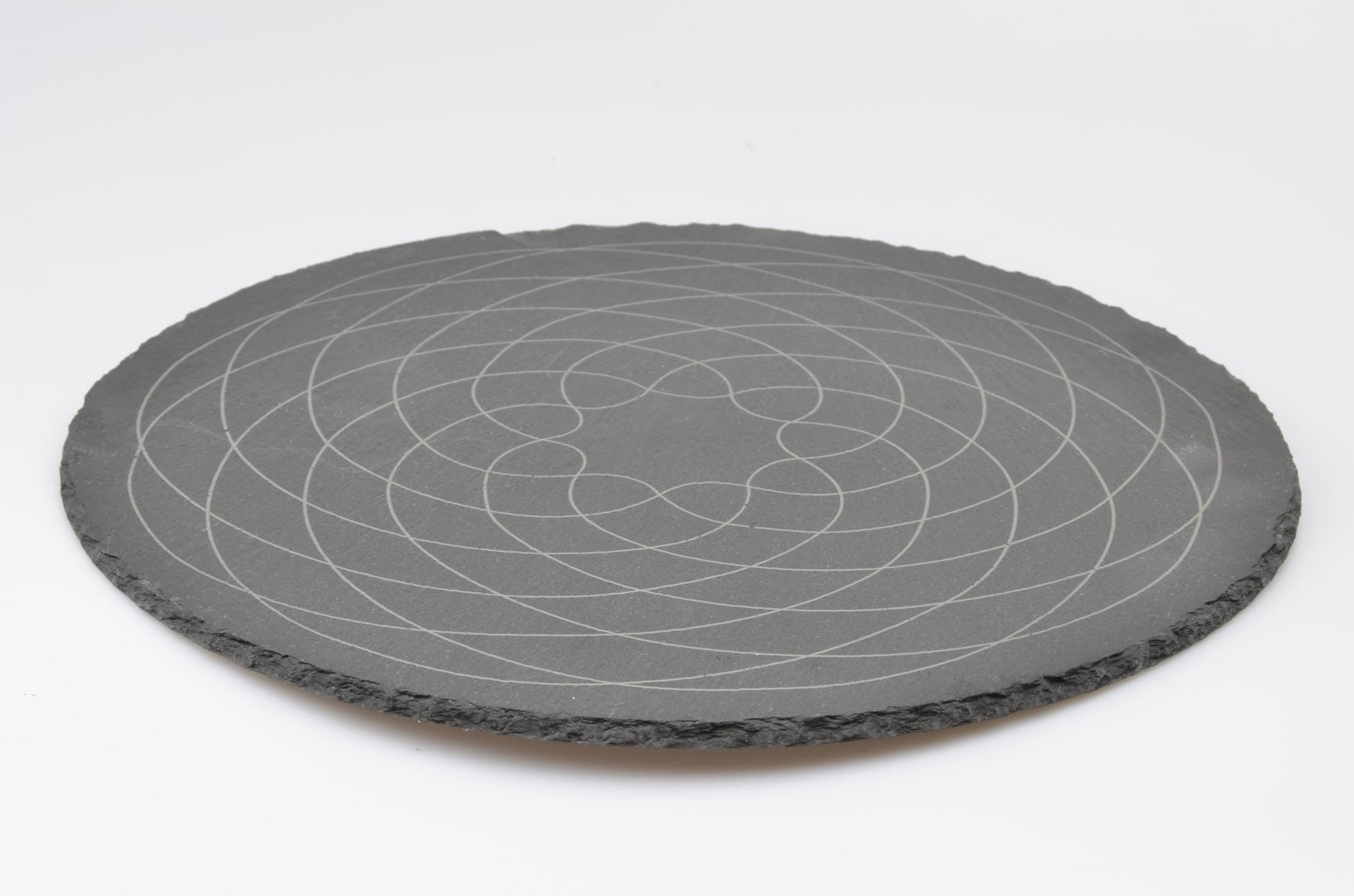 Perspektive leeres Baduk-Spielbrett: Flache Schieferplatte mit feiner grauer Lasergravur.