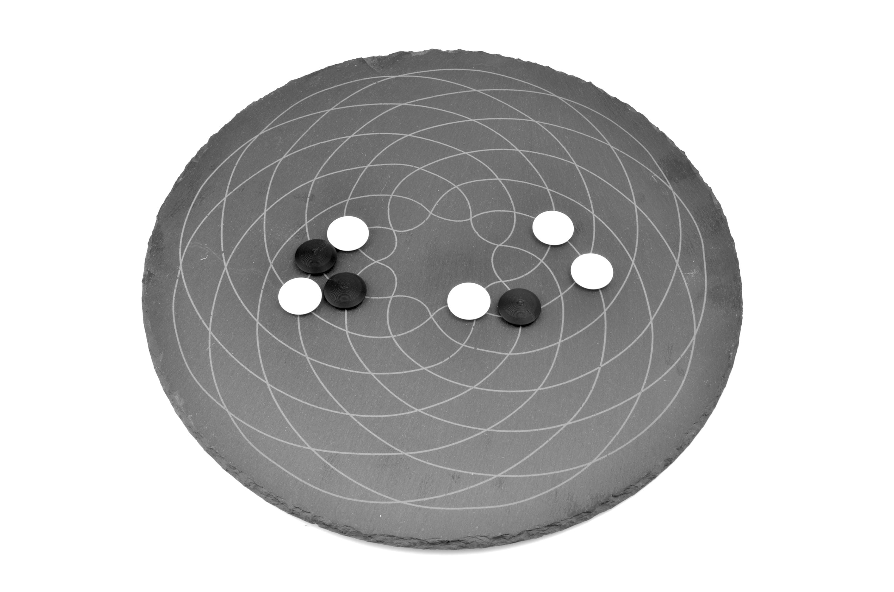 Draufsicht rundes Go-Brett: Lasergraviertes Spielfeld auf dunkler Naturschieferplatte ohne Steine.
