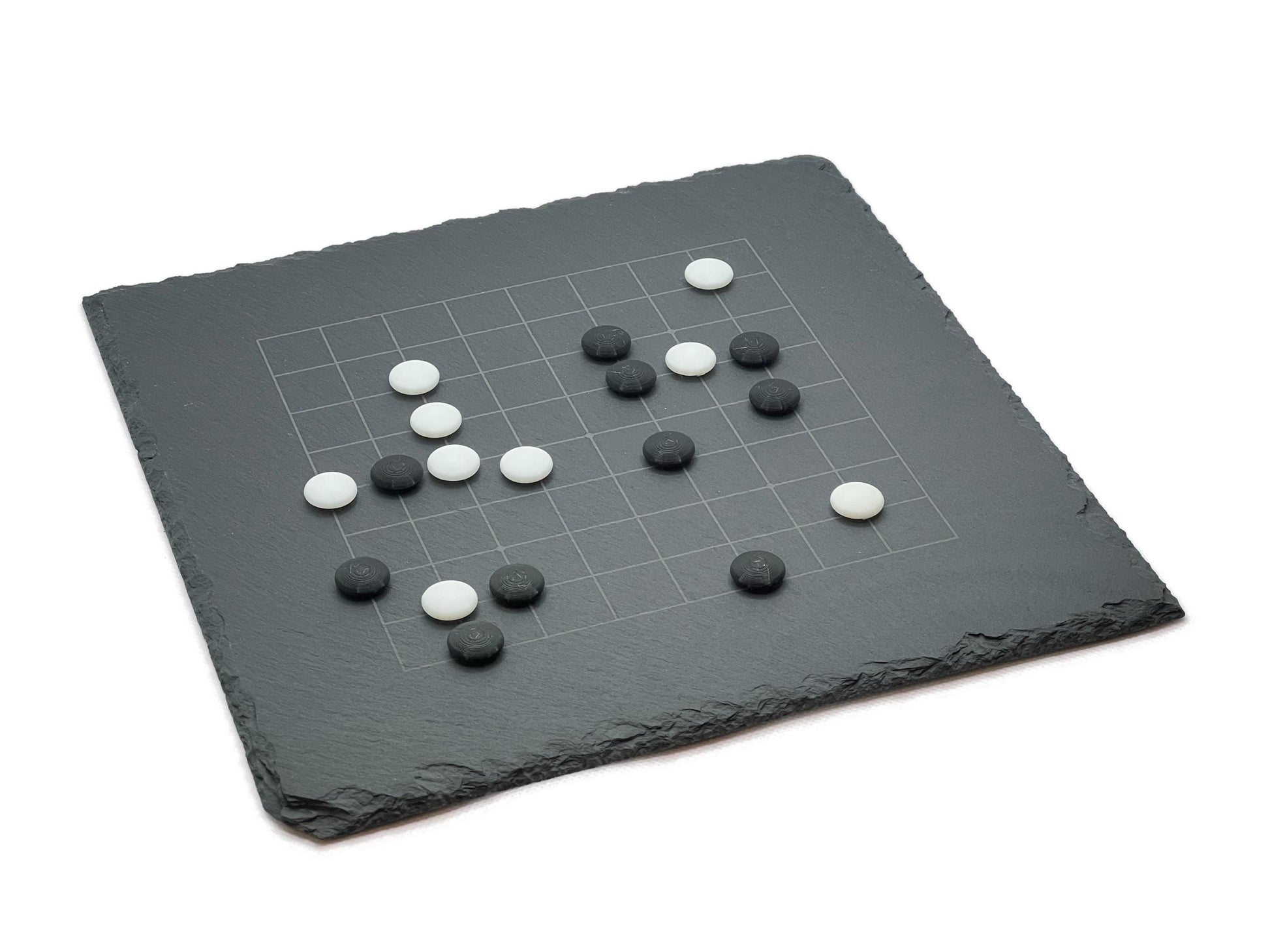 Go Spiel 9x9 aus Schiefer: Kompaktes quadratisches Spielbrett mit schwarzen und weißen Steinen für Einsteiger.