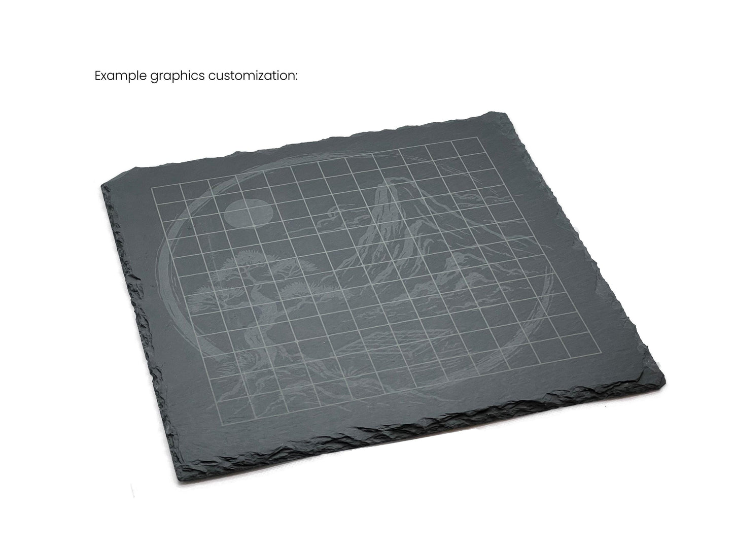 Personalisierung Rückseite: Beispiel für eine komplexe grafische Lasergravur auf dem Schiefer-Go-Brett.