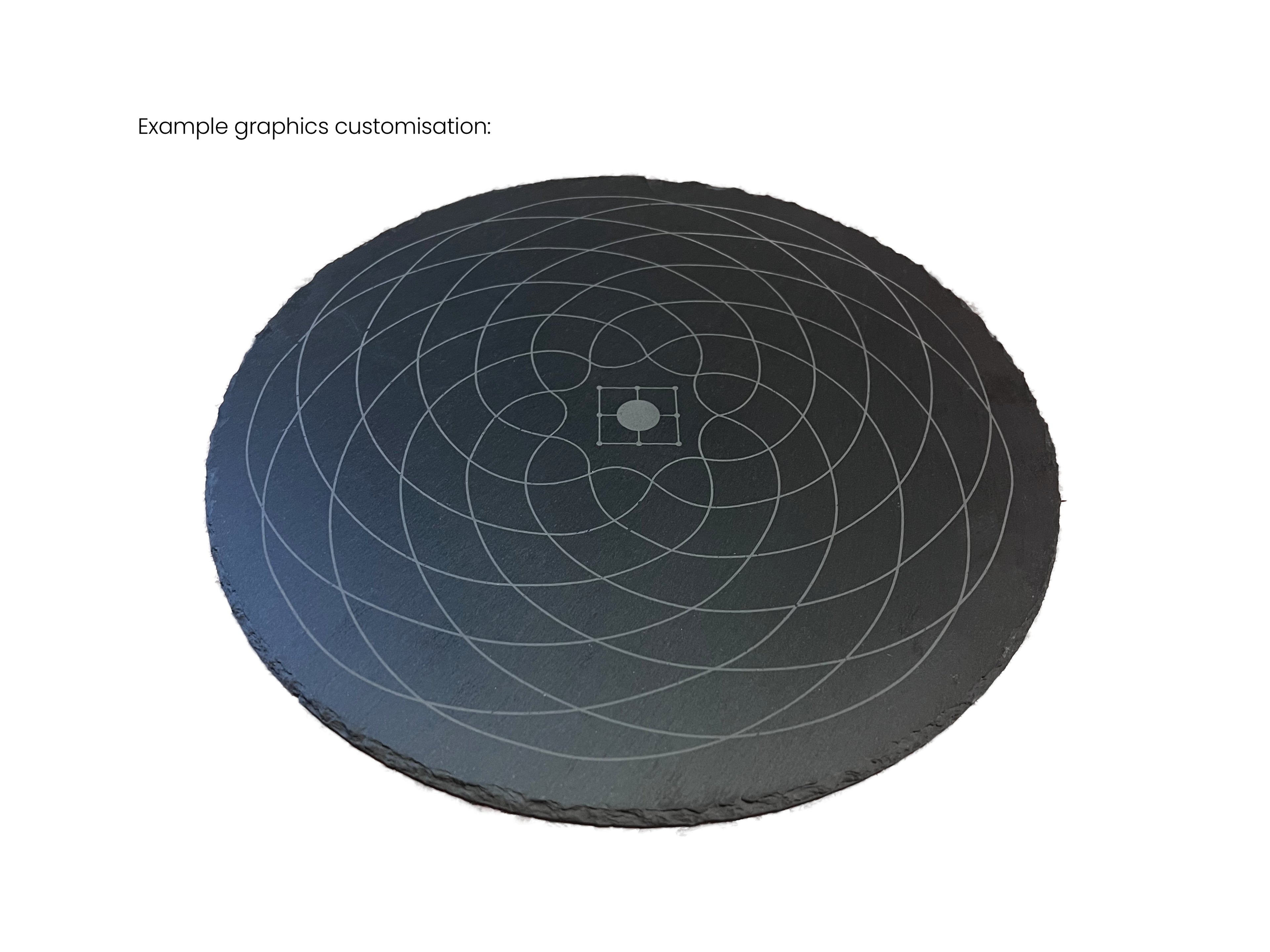 Personalisierung Go-Spiel: Beispiel für individuelle Grafik-Gravur auf dem runden Schiefer-Design.