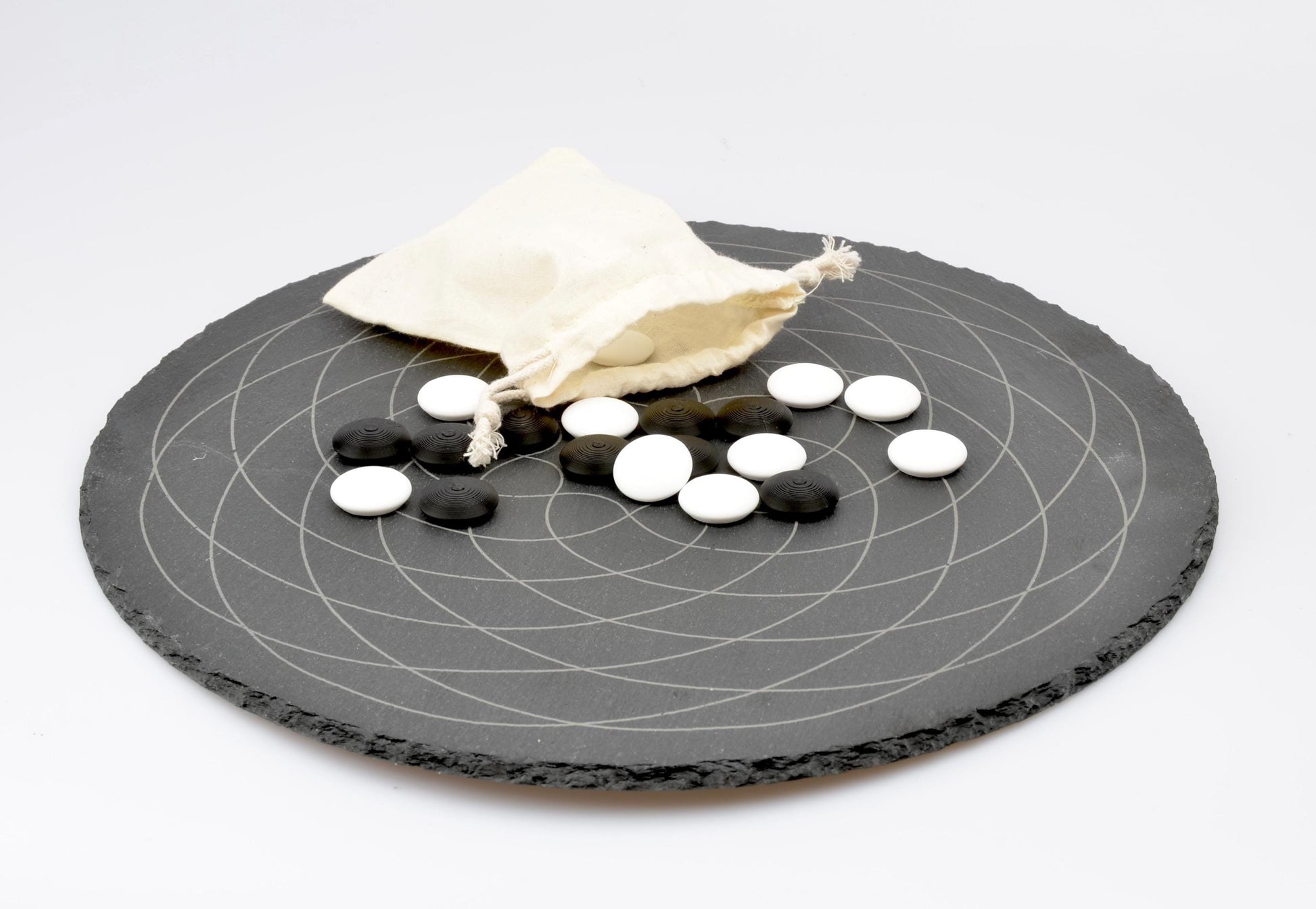 Rundes Go-Spiel Set aus Schiefer: Ø30cm Spielbrett mit schwarzen und weißen Linsensteinen sowie Aufbewahrungsbeutel.