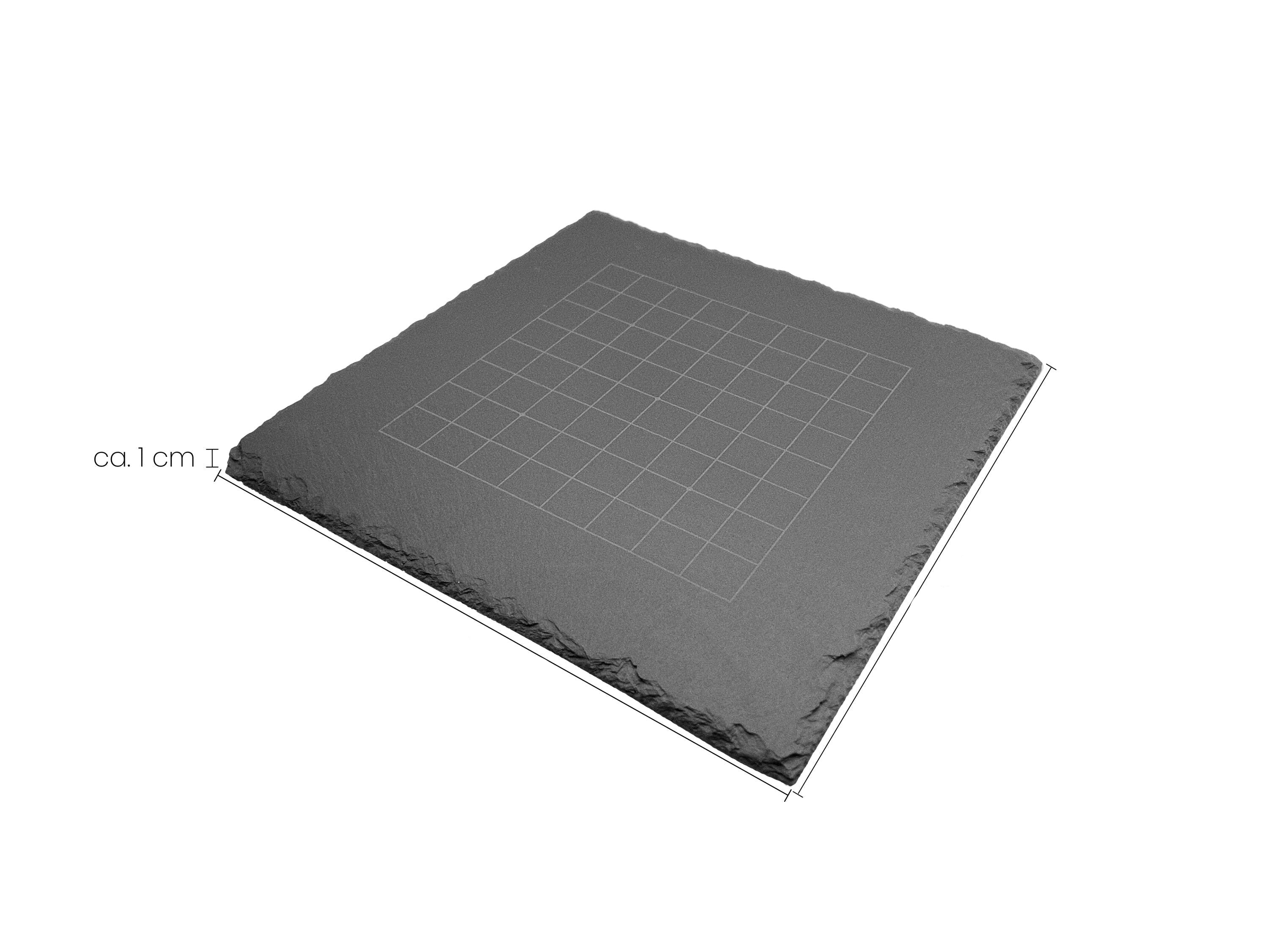 Abmessungen Go-Brett: Quadratische Schieferplatte mit Gummifüßen und flachem Profil.