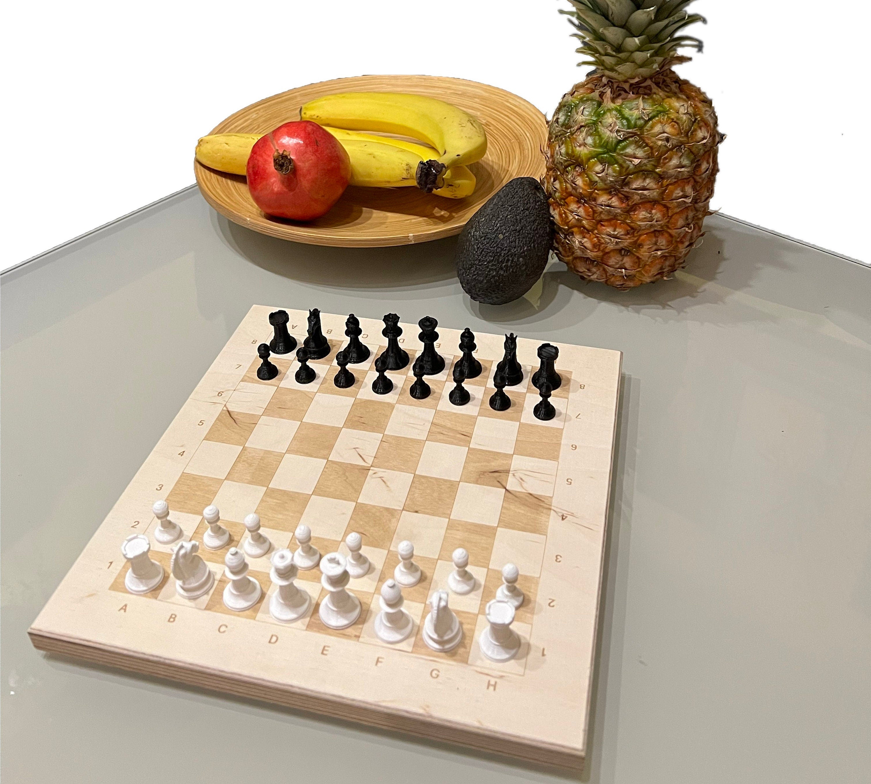 Klassisches Schachbrett aus Holz als stilvolle Deko auf dem Wohnzimmertisch platziert.